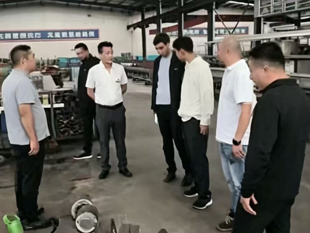 home Uzbekistan customers visiting Dongxing Company aluminum window and door factory, business inspection meeting