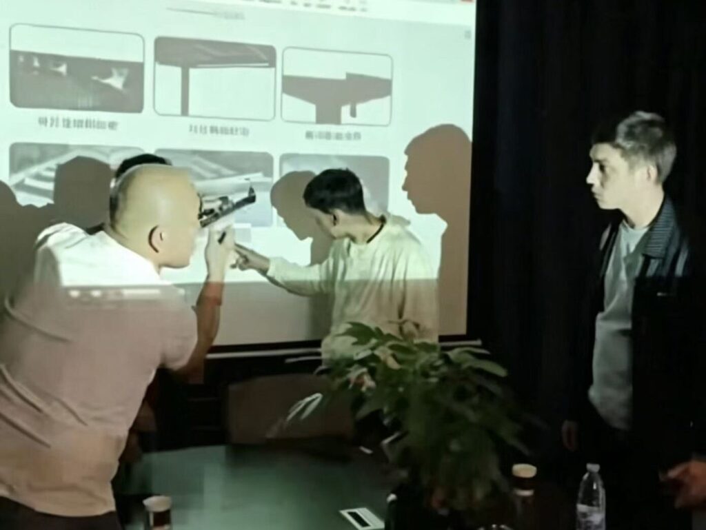 Uzbek Client from Tashkent Visits Shinedon: Sunroom & Door/Window Product Inspect Shinedon CTO Lv Peng communicates with Uzbek client on sunroom project materials